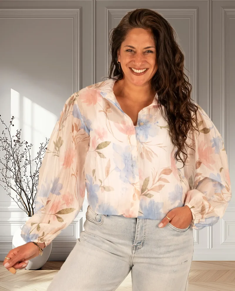 Blauwe bloemenprint blouse met pofmouw van Vera Jo