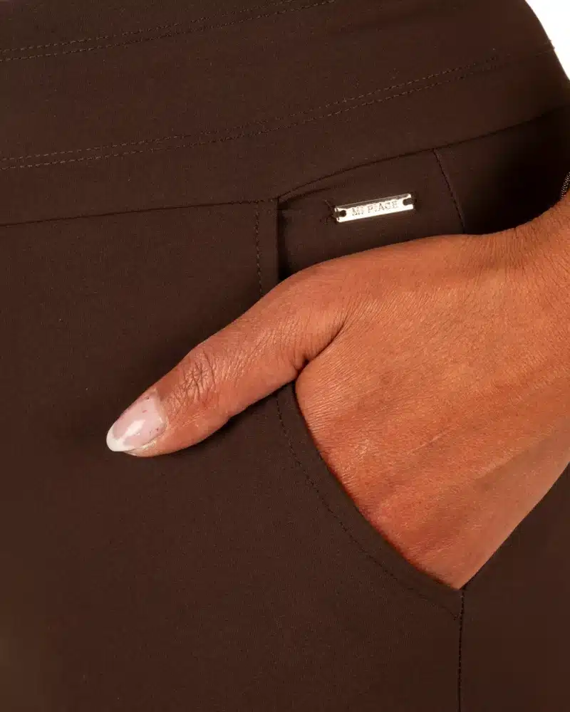 Donkerbruine travelstof short van Mi Piace - Afbeelding 5