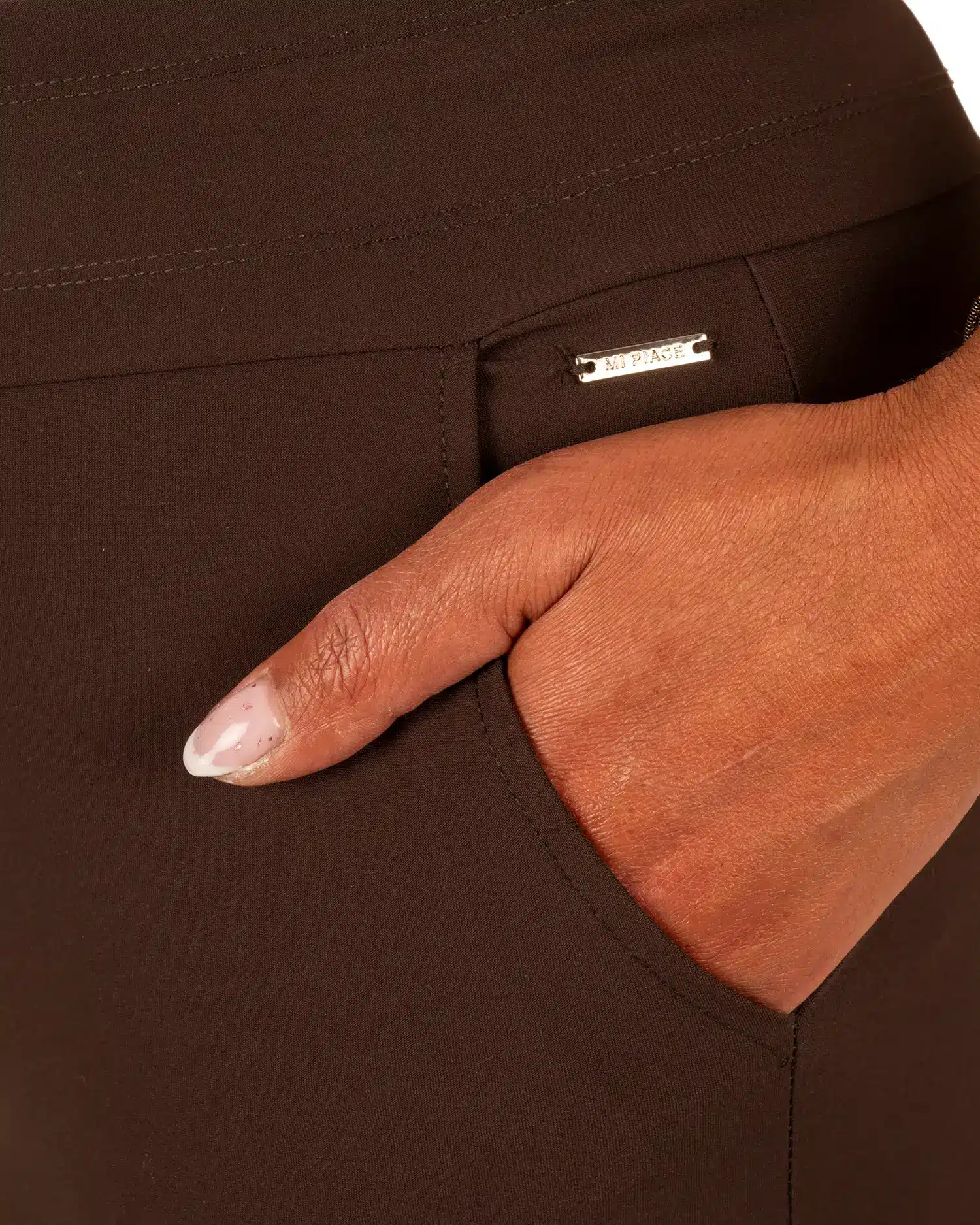 Donkerbruine travelstof short van Mi Piace - Afbeelding 5
