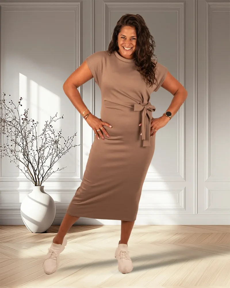 Taupe jurk met strik van Miuco