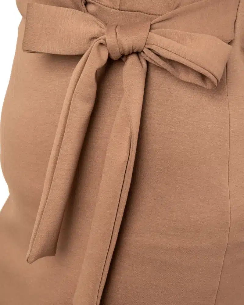 Taupe jurk met strik van Miuco - Afbeelding 4