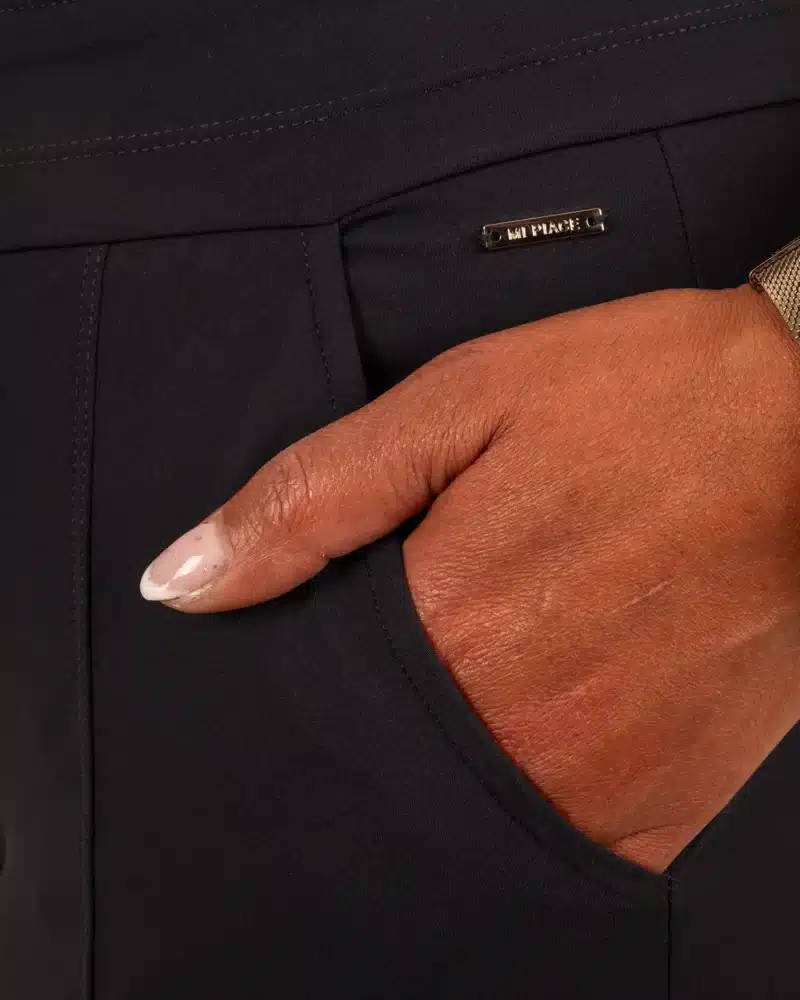 Donkerblauwe travelstof capribroek met splitje van Mi Piace - Afbeelding 5