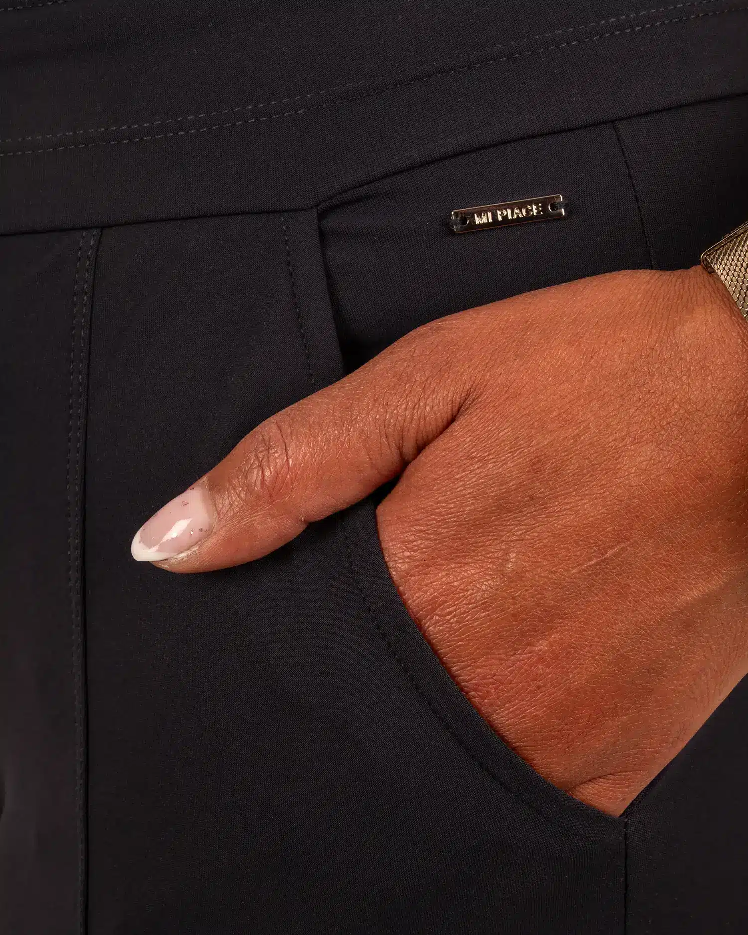 Donkerblauwe travelstof capribroek met splitje van Mi Piace - Afbeelding 5