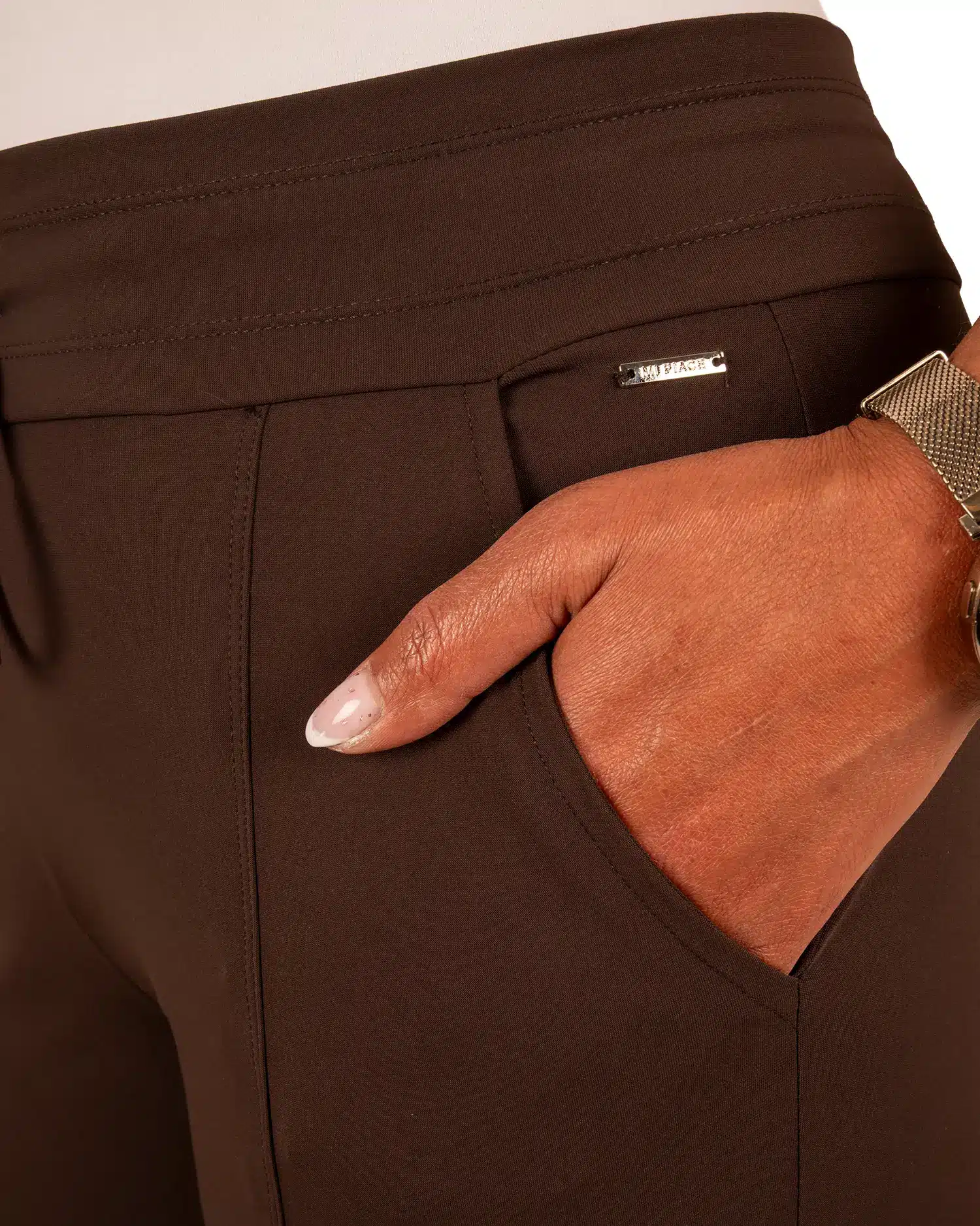 Donkerbruine travelstof capribroek met splitje van Mi Piace - Afbeelding 5