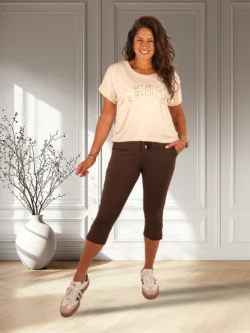 Donkerbruine travelstof capribroek met splitje van Mi Piace
