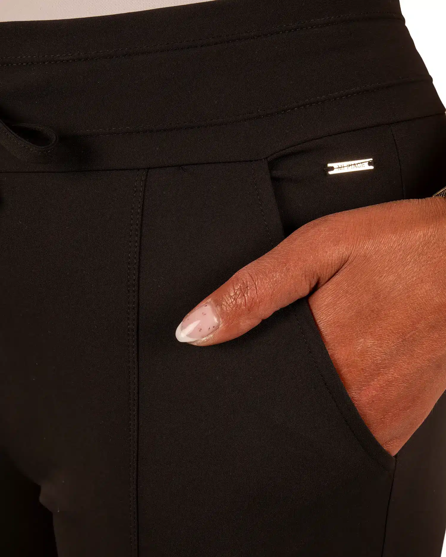 Zwarte travelstof capribroek met splitje van Mi Piace - Afbeelding 5