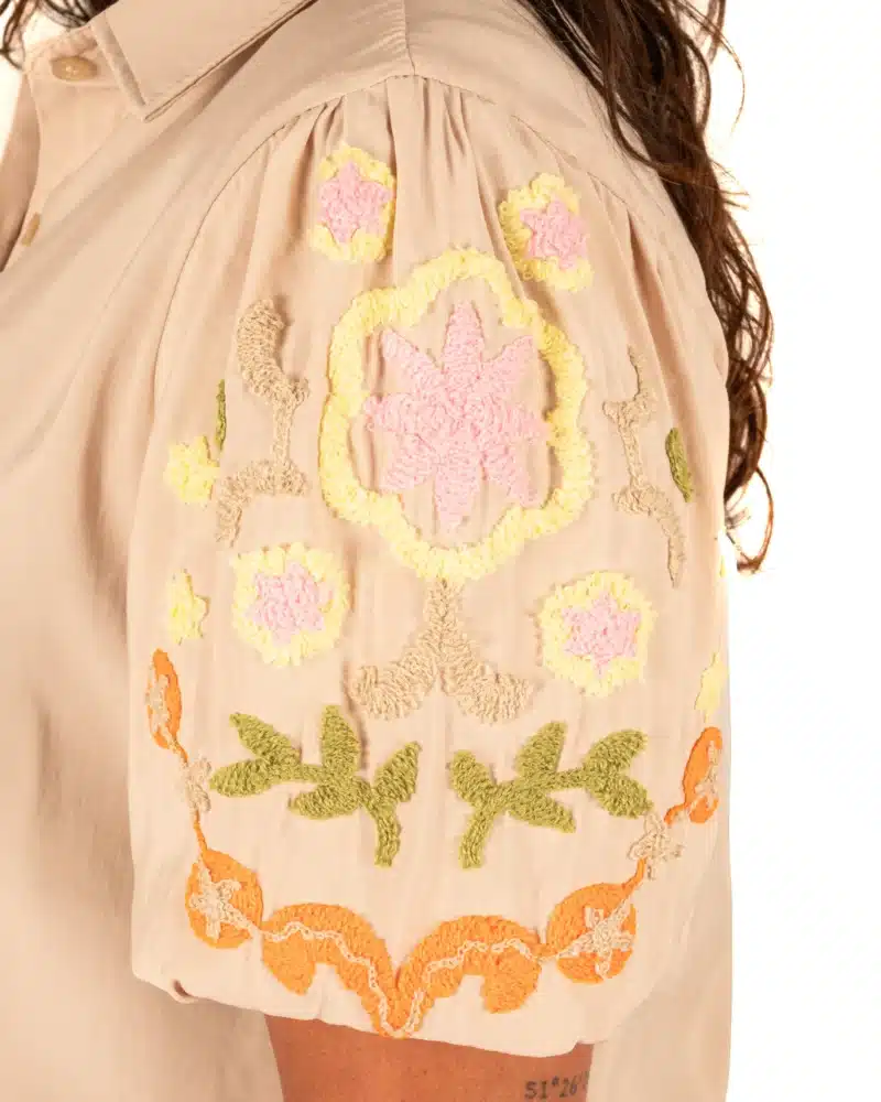 Beige blouse met geborduurde pofmouw van Gemma Ricceri - Afbeelding 4
