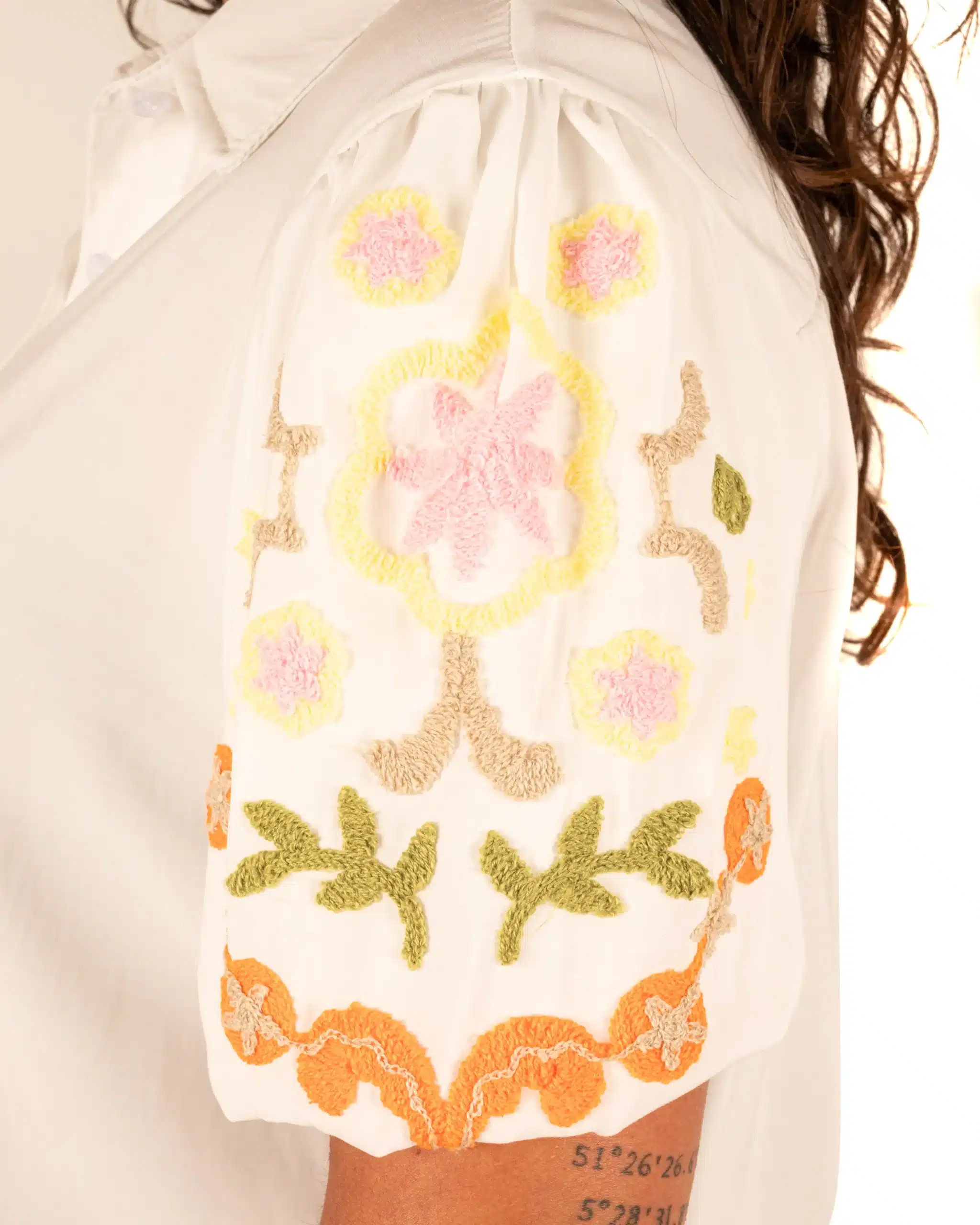 Witte blouse met geborduurde pofmouw van Gemma Ricceri - Afbeelding 4