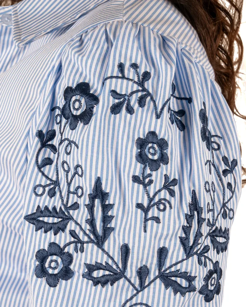 Blauw gestreepte blouse met geborduurde pofmouw van Gemma Ricceri - Afbeelding 4