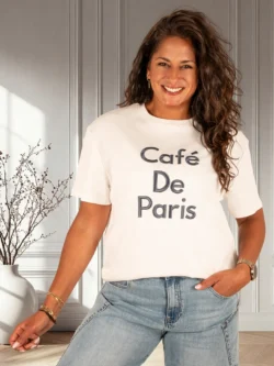 Off-white shirt blauwe "Café De Paris"print van Ambika