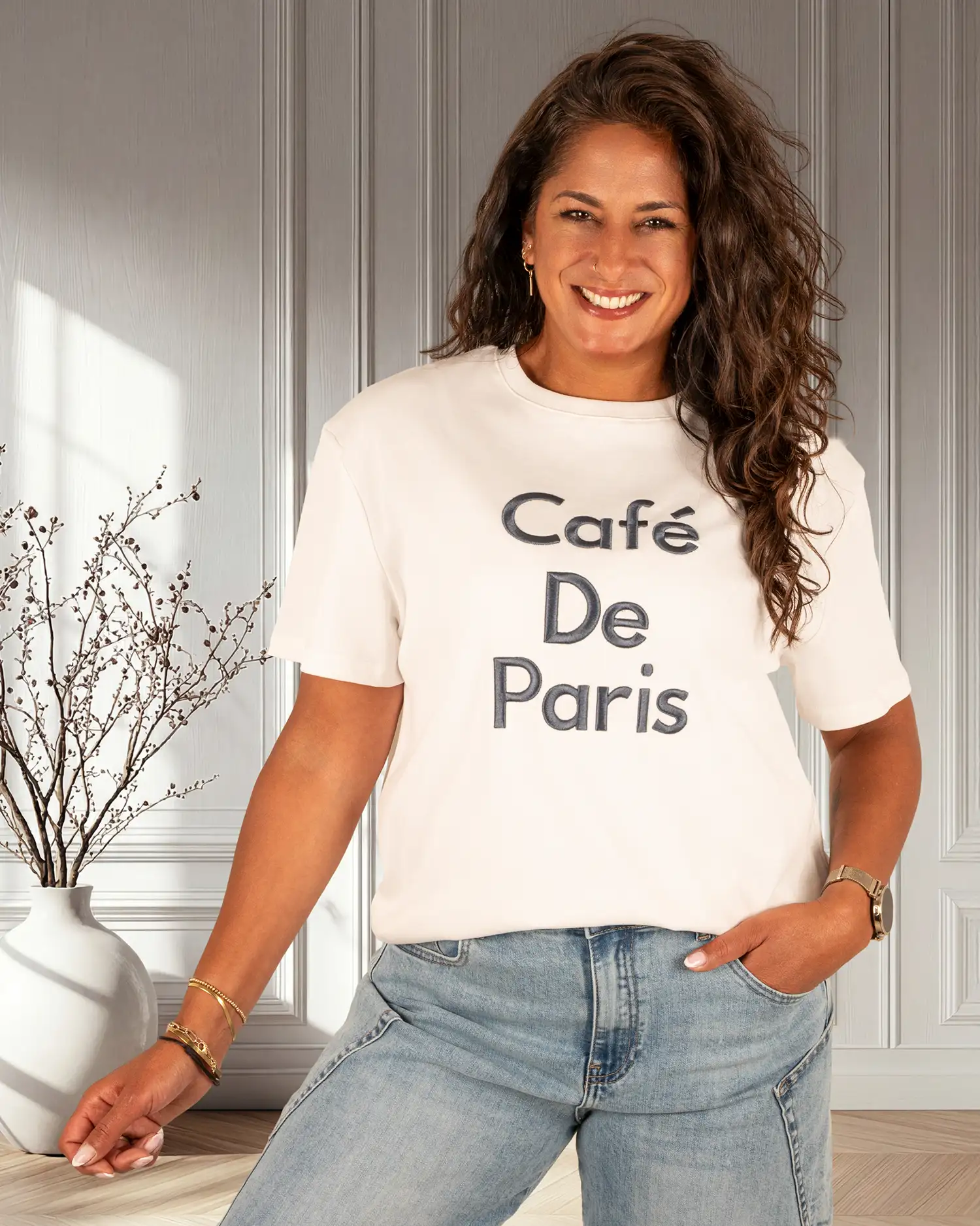 Off-white shirt blauwe "Café De Paris"print van Ambika