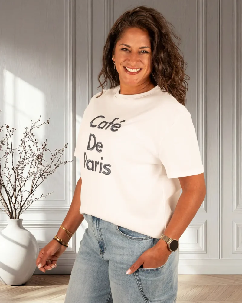 Off-white shirt blauwe "Café De Paris"print van Ambika - Afbeelding 3