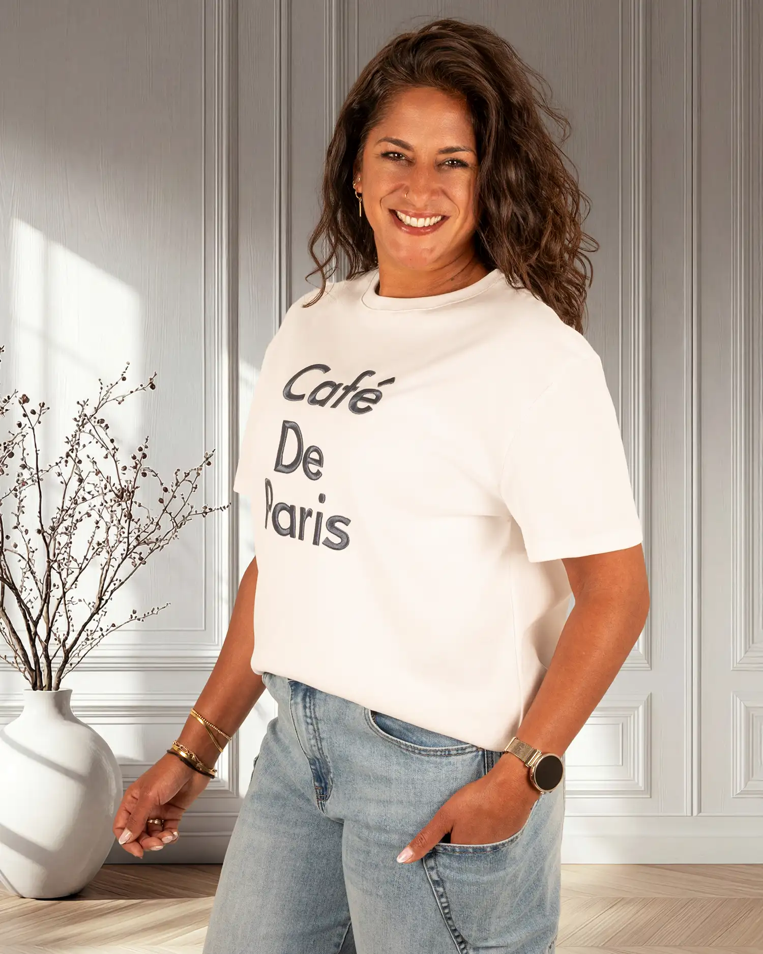 Off-white shirt blauwe "Café De Paris"print van Ambika - Afbeelding 3