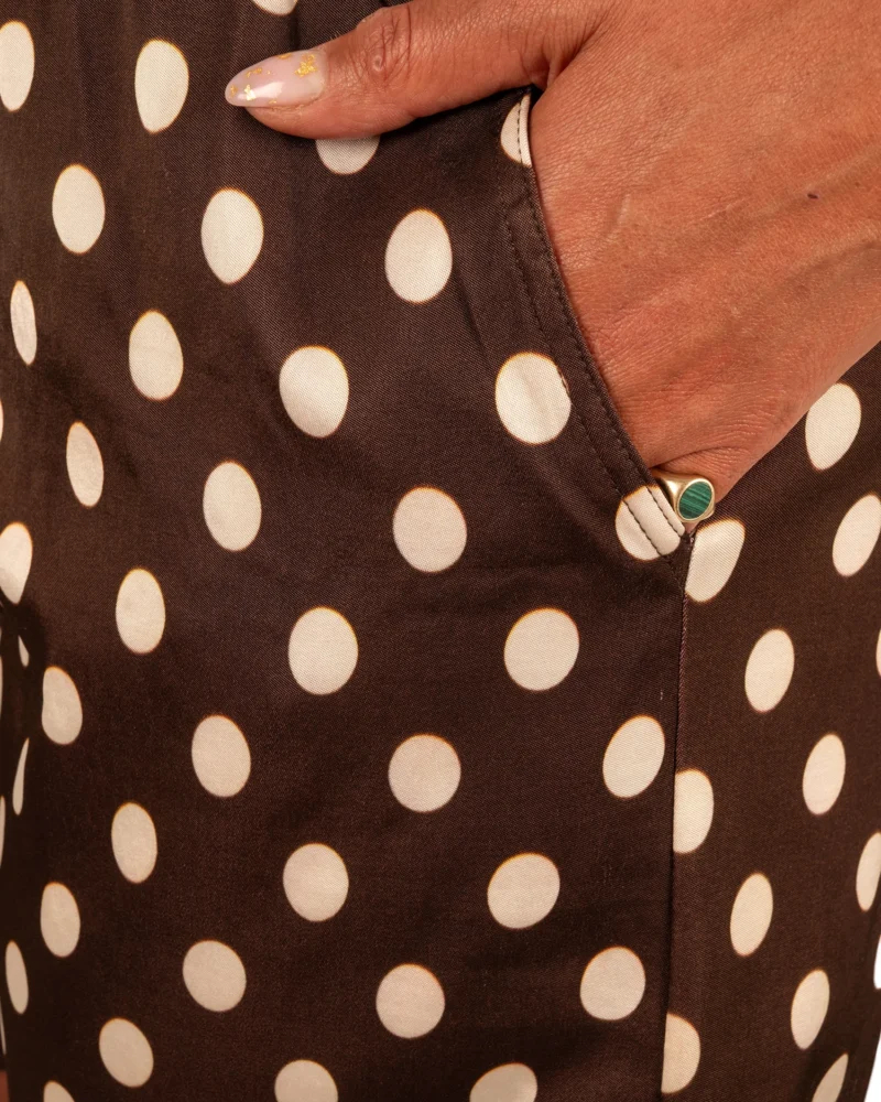Bruine silk look short met ecru dots van Gemma Ricceri - Afbeelding 5
