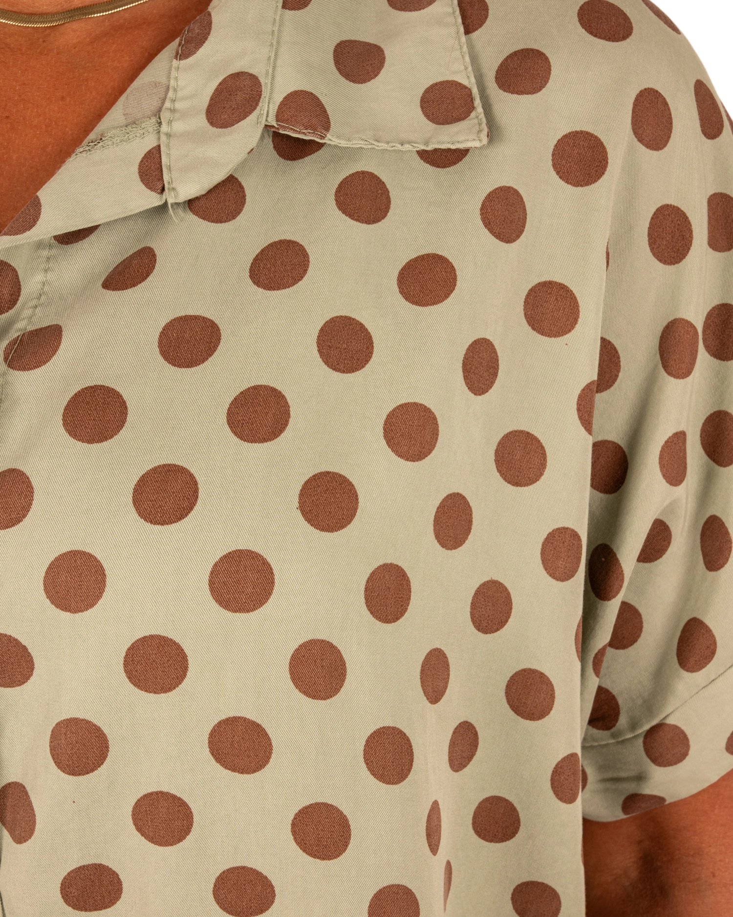 Lichtgroene blouse bruine dots van Gemma Ricceri - Afbeelding 5