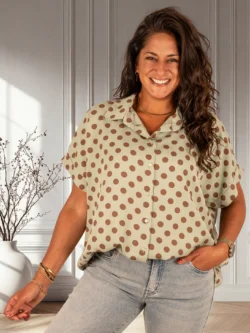 Lichtgroene blouse bruine dots van Gemma Ricceri