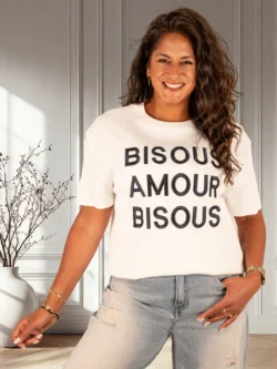 Off-white shirt donkerblauwe "Bisous"print van Ambika