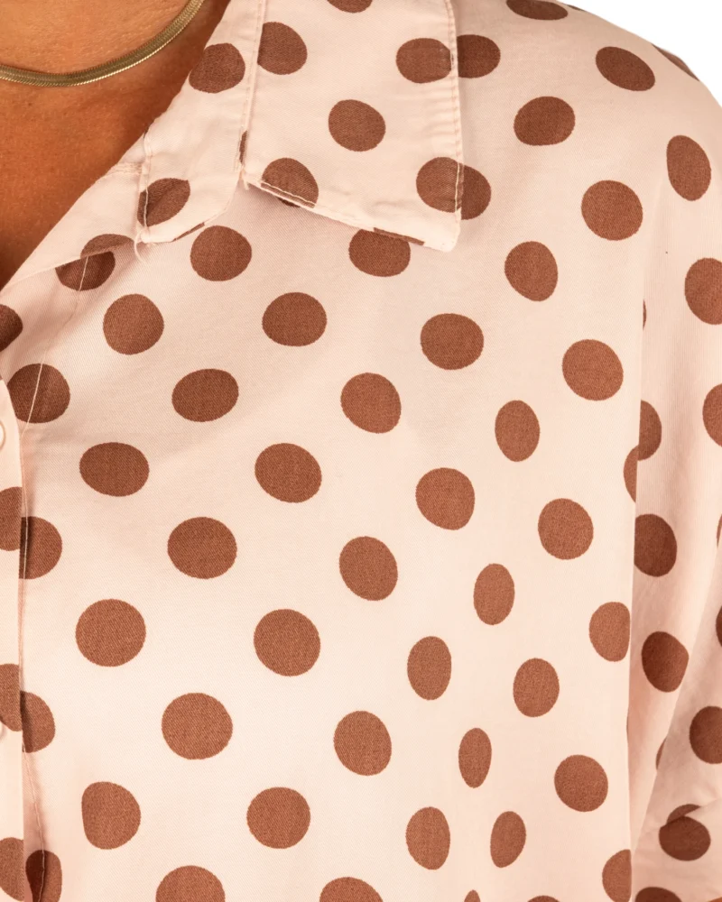 Lichtroze blouse bruine dots van Gemma Ricceri - Afbeelding 5
