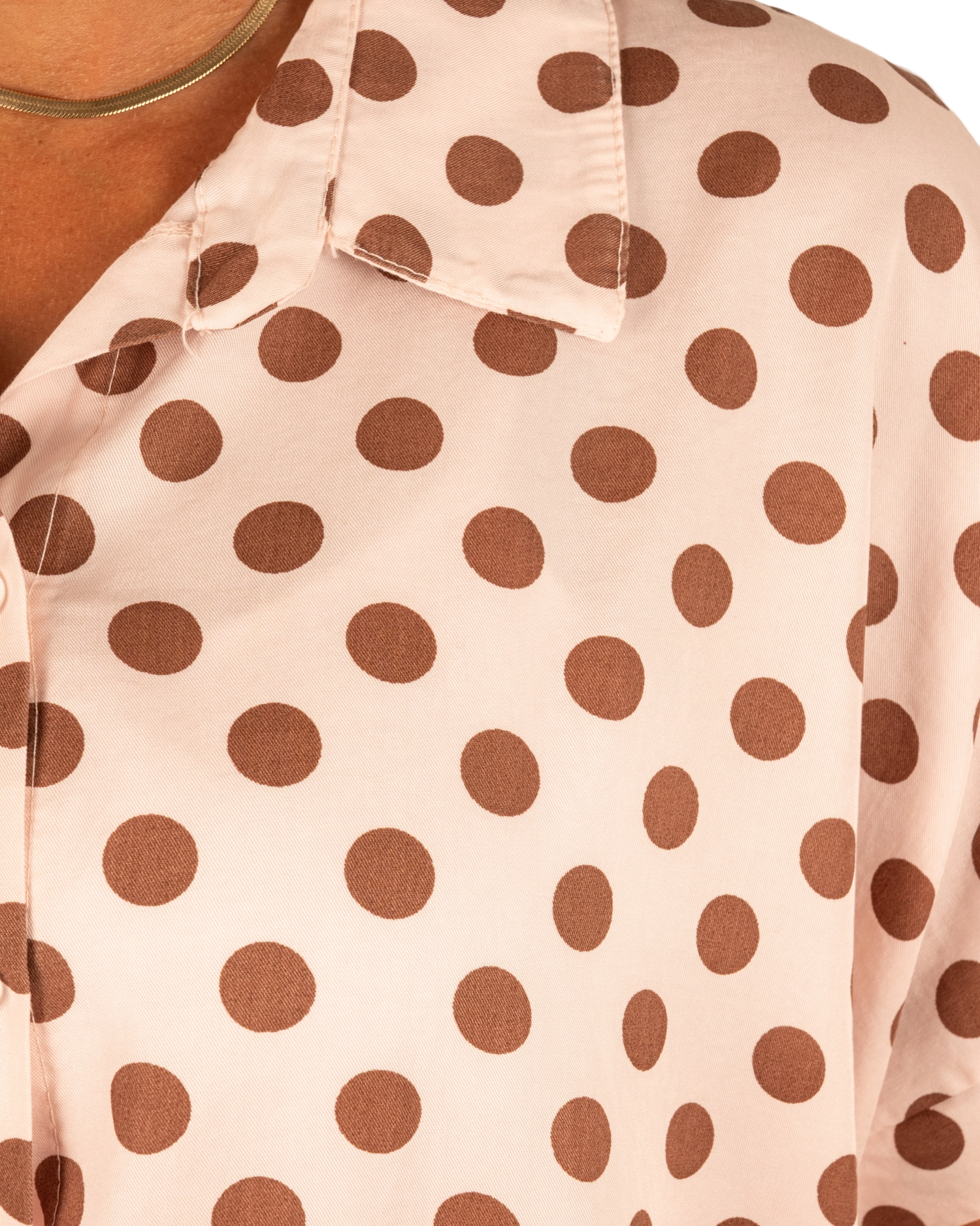 Lichtroze blouse bruine dots van Gemma Ricceri - Afbeelding 5