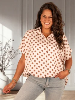 Lichtroze blouse bruine dots van Gemma Ricceri