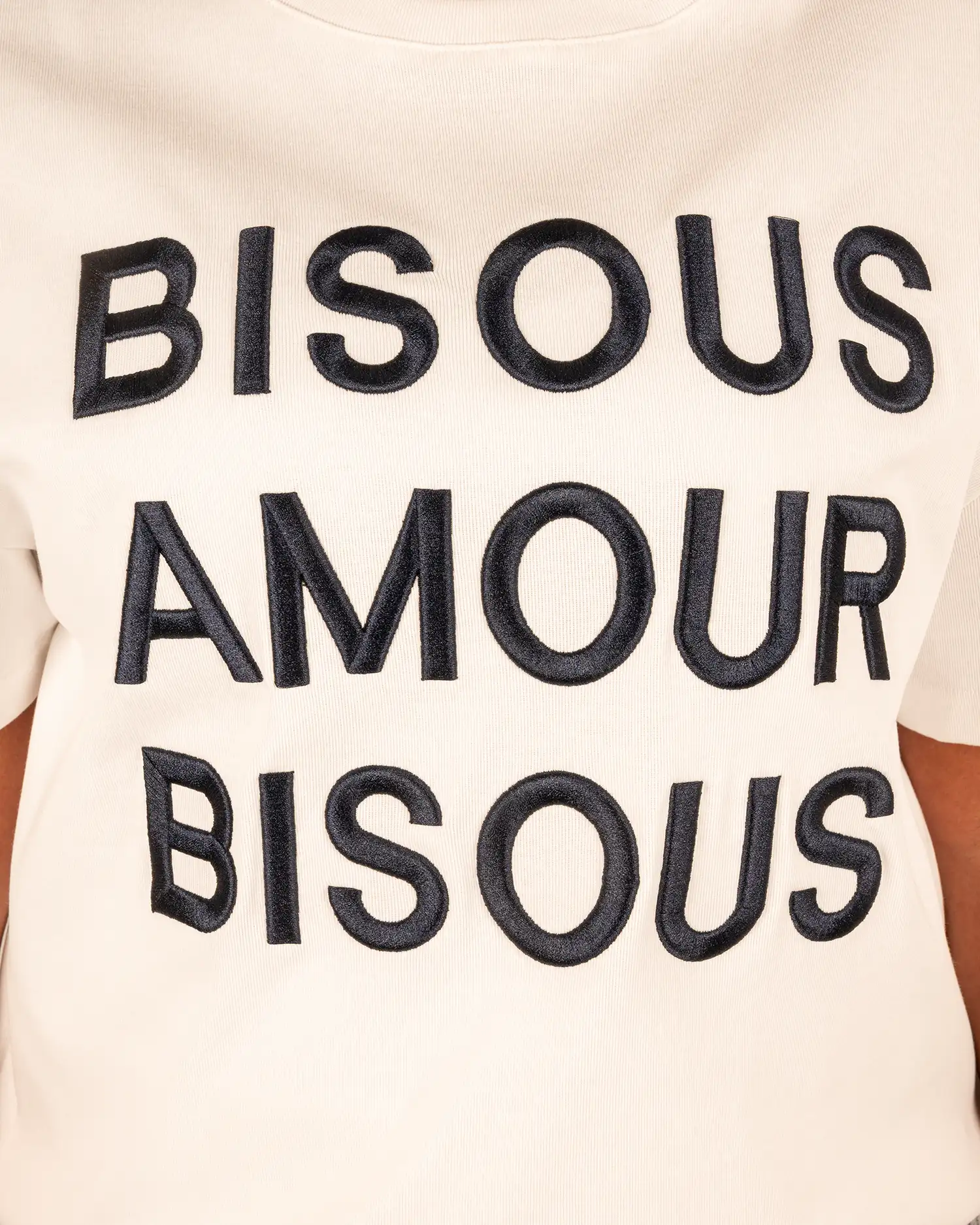 Off-white shirt donkerblauwe "Bisous"print van Ambika - Afbeelding 4