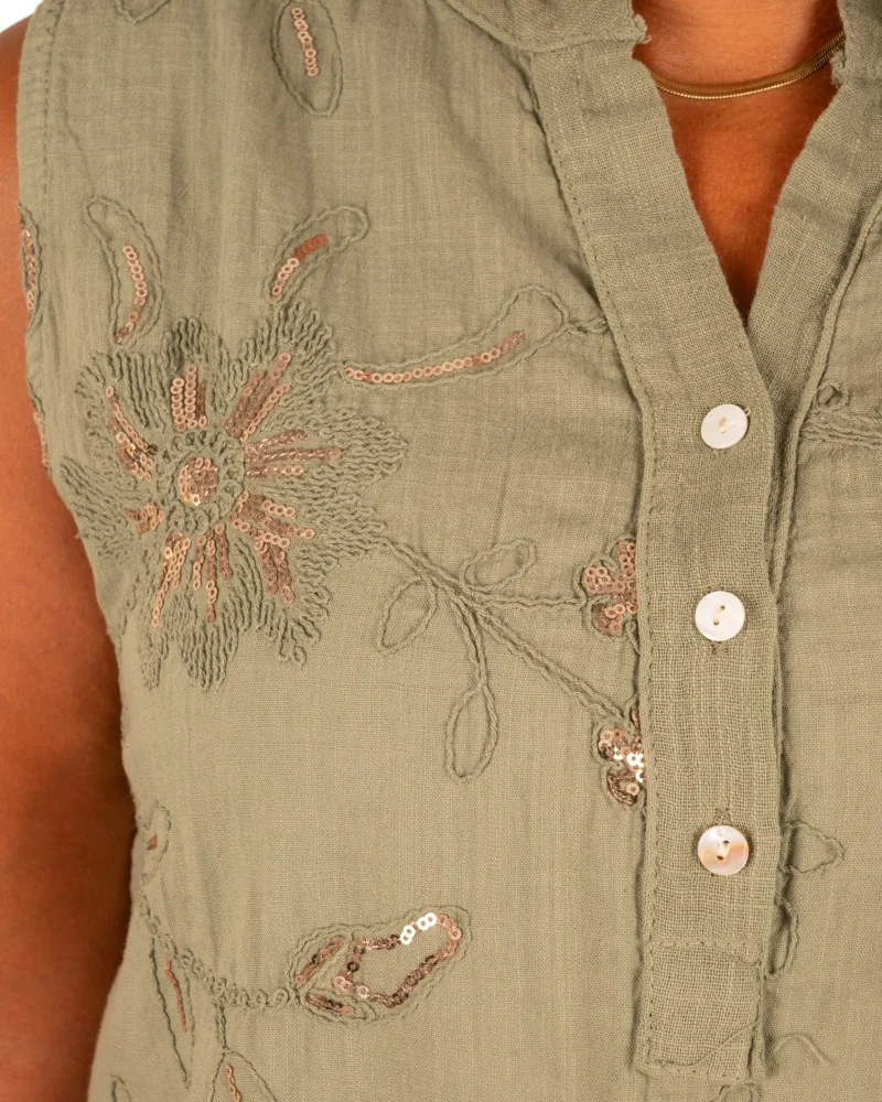 Legergroene mouwloze blouse met borduur en pailletten van New Collection - Afbeelding 4