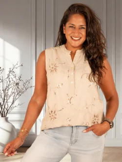 Beige mouwloze blouse met borduur en pailletten van New Collection