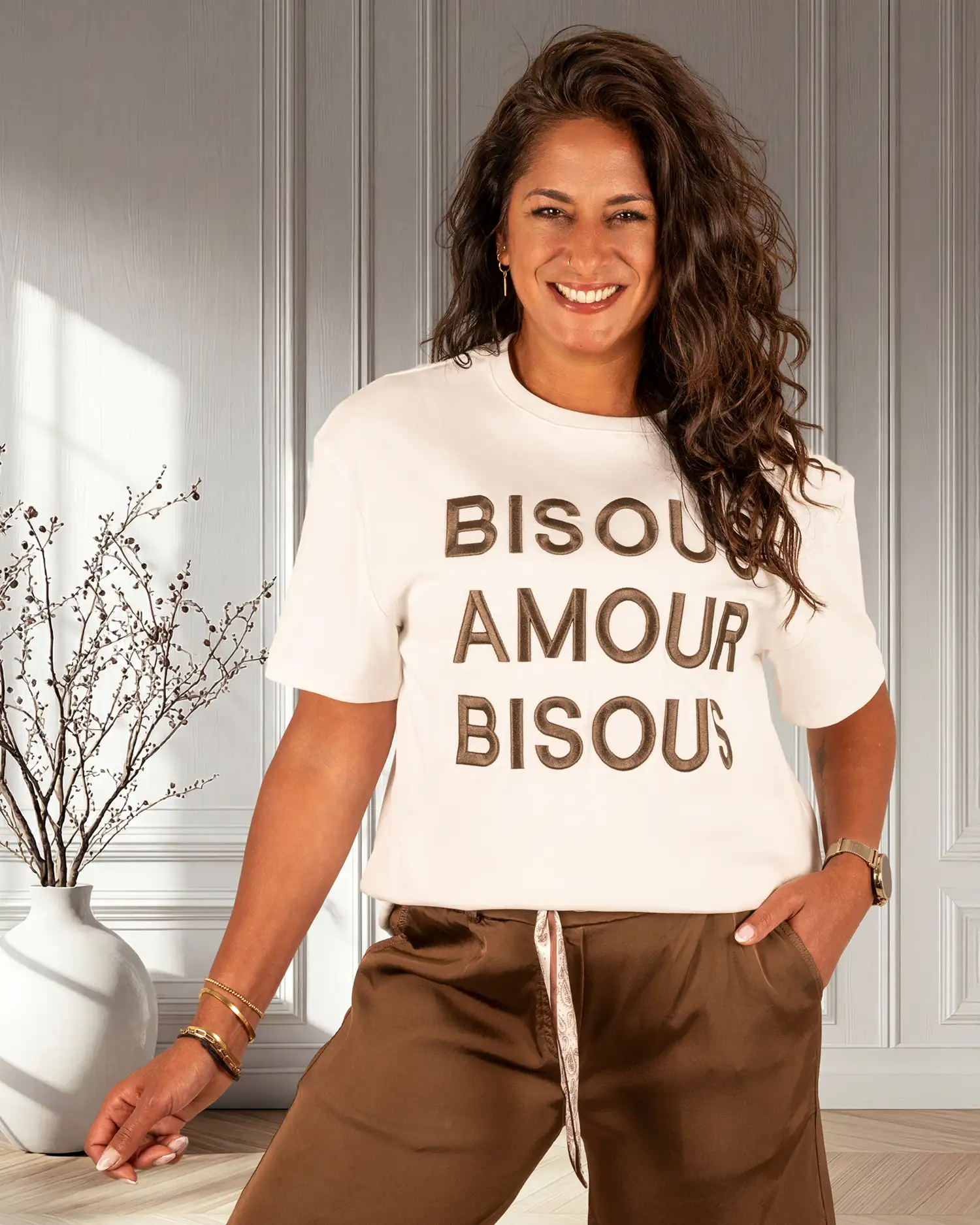 Off-white shirt bruine "Bisous"print van Ambika