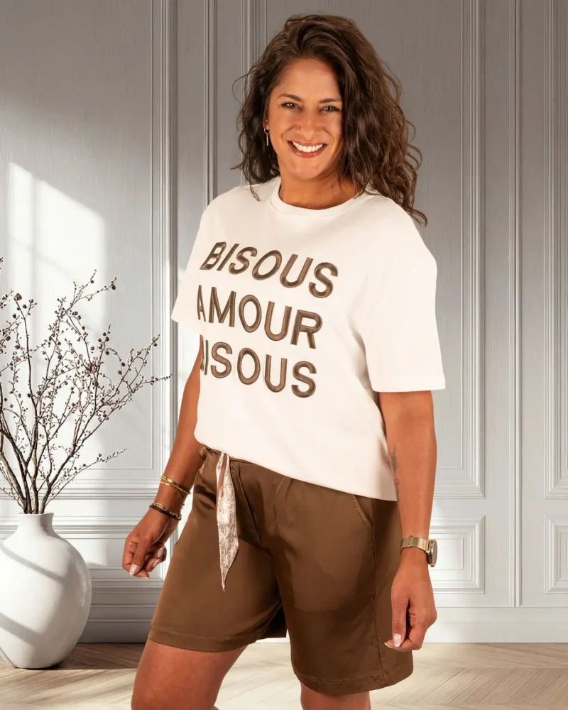 Off-white shirt bruine "Bisous"print van Ambika - Afbeelding 4