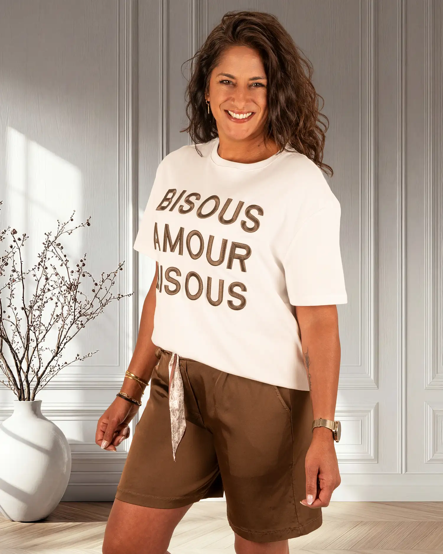 Off-white shirt bruine "Bisous"print van Ambika - Afbeelding 4