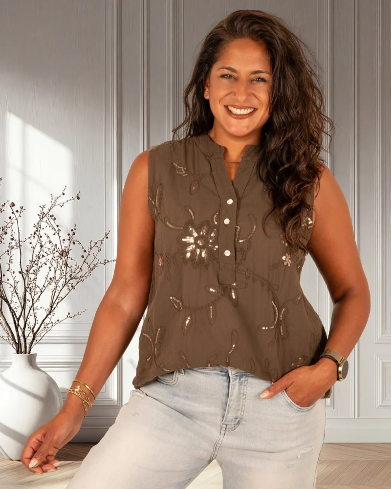 Donkerbruine mouwloze blouse met borduur en pailletten van New Collection