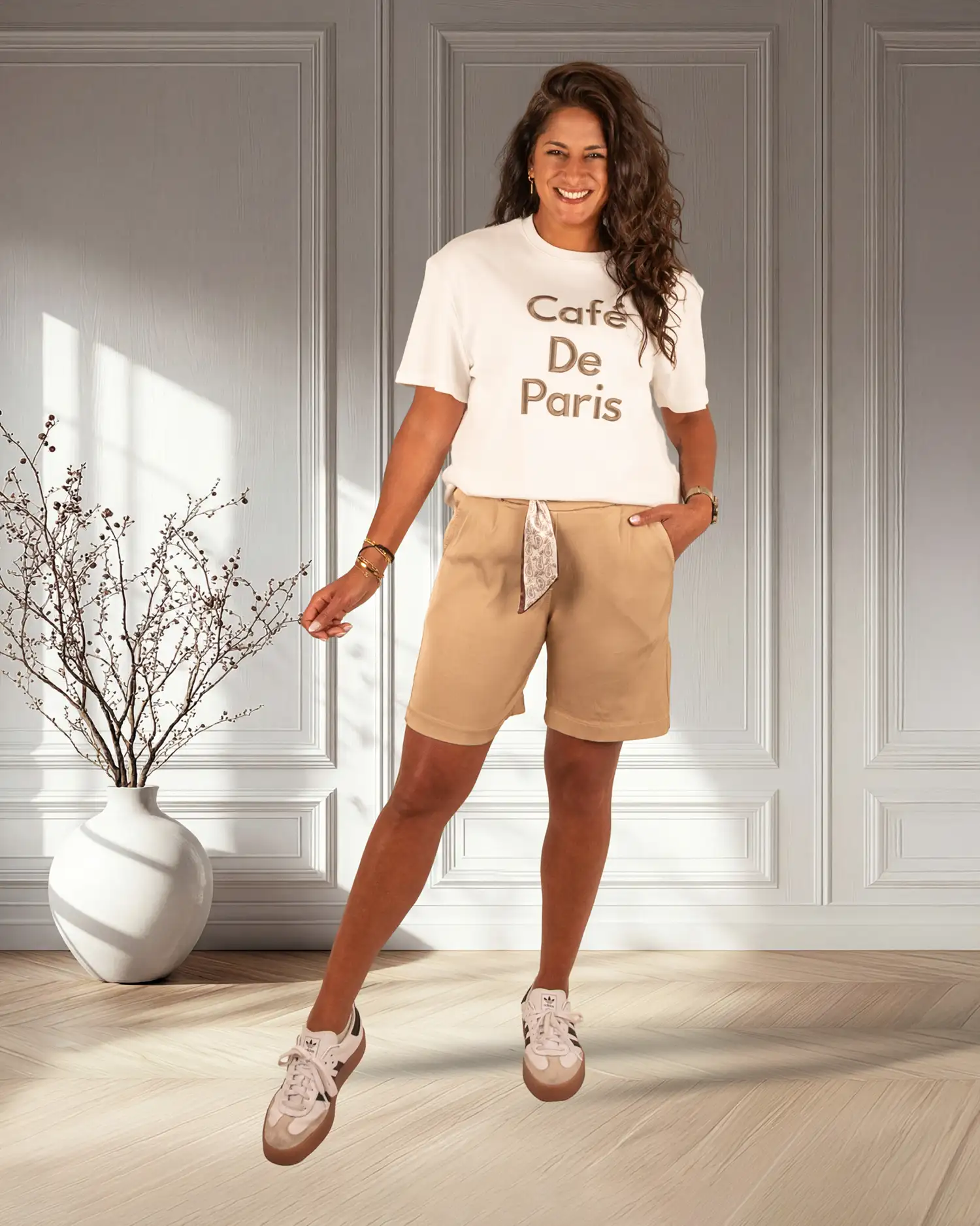 Off-white shirt taupe "Café De Paris"print van Ambika - Afbeelding 2