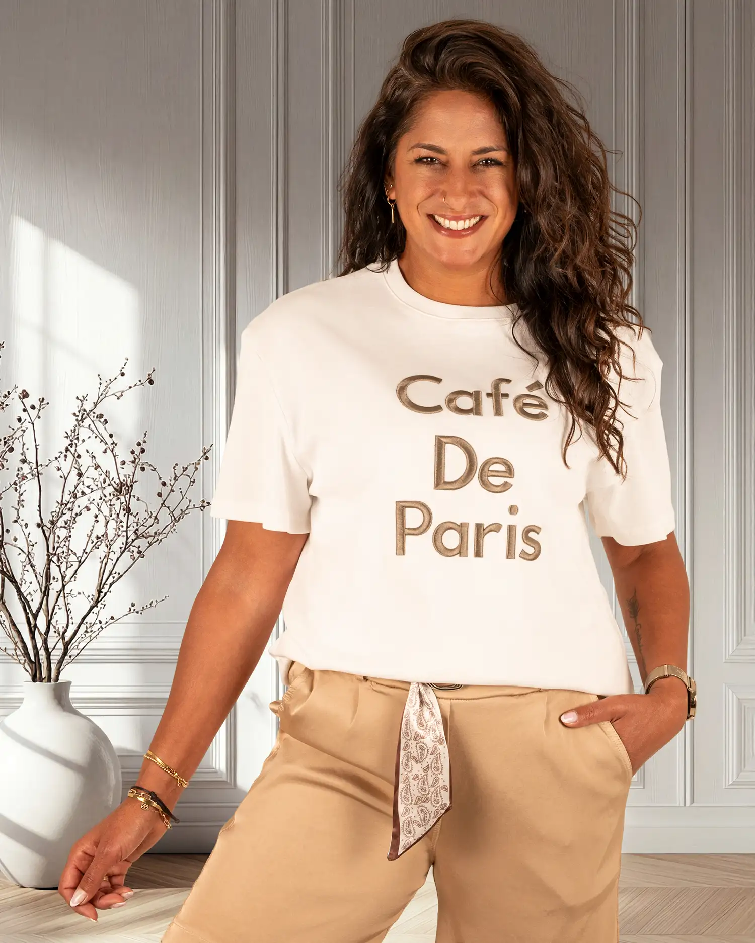 Off-white shirt taupe "Café De Paris"print van Ambika