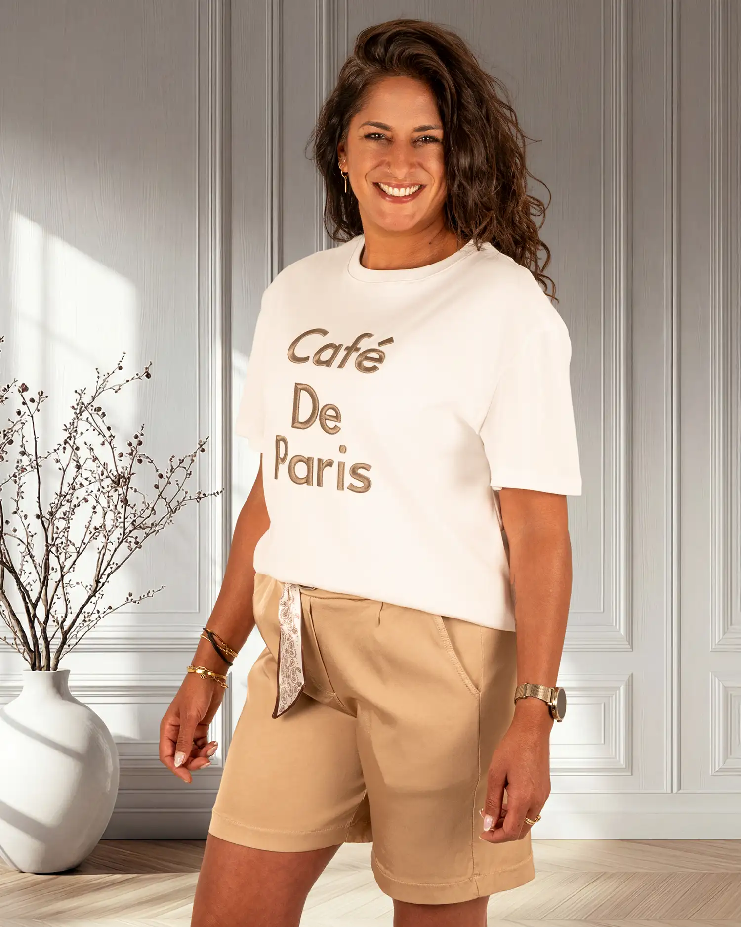 Off-white shirt taupe "Café De Paris"print van Ambika - Afbeelding 4