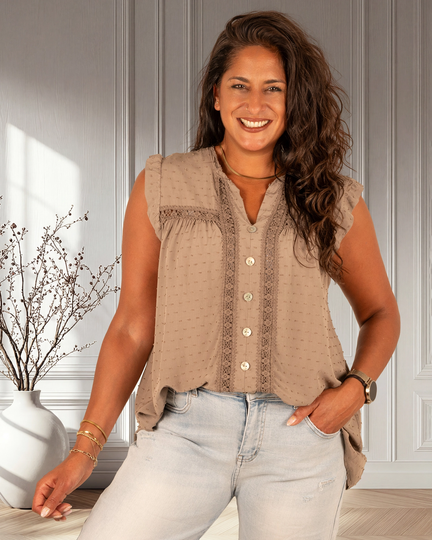 Taupe mouwloze top van El-Vita