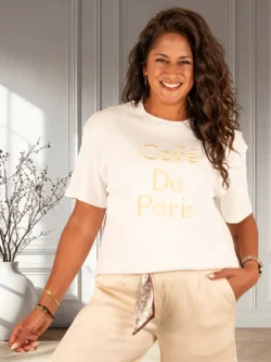 Off-white shirt gele "Café De Paris"print van Ambika