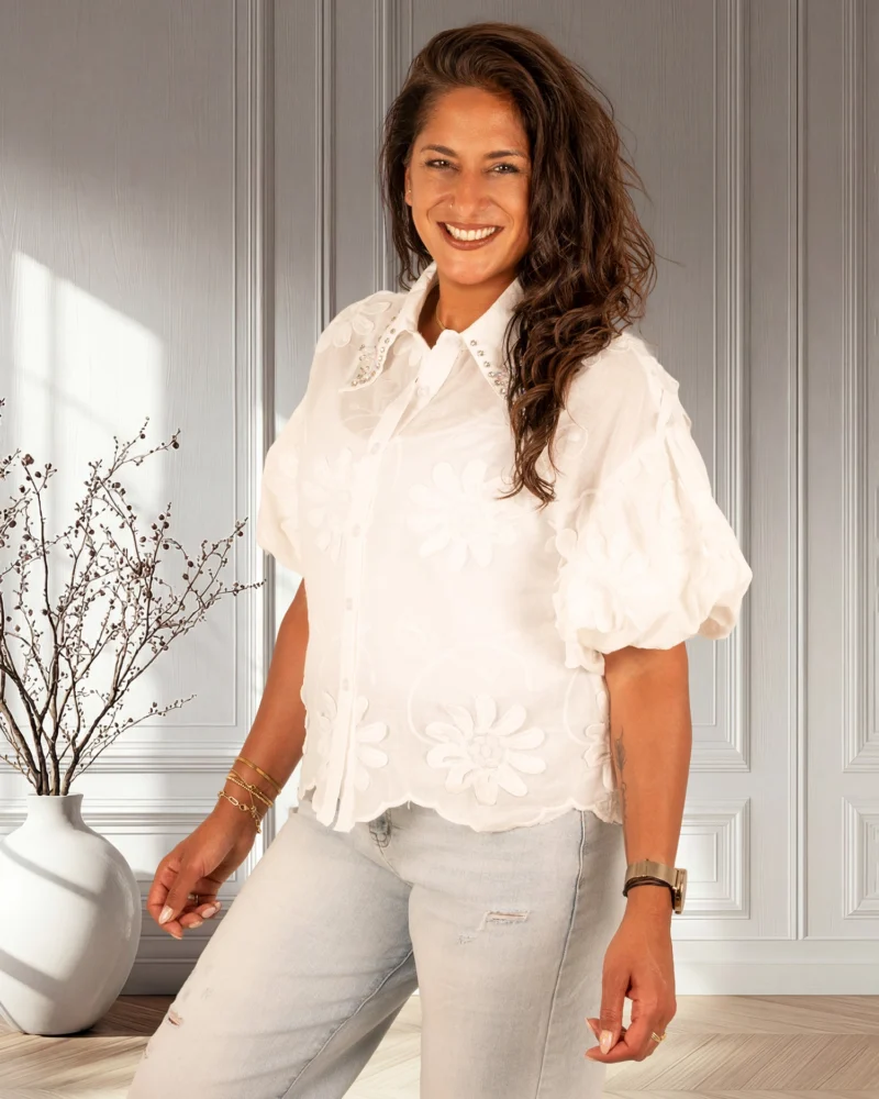 Witte blouse geborduurde bloemen en pofmouw van Knitwear - Afbeelding 3