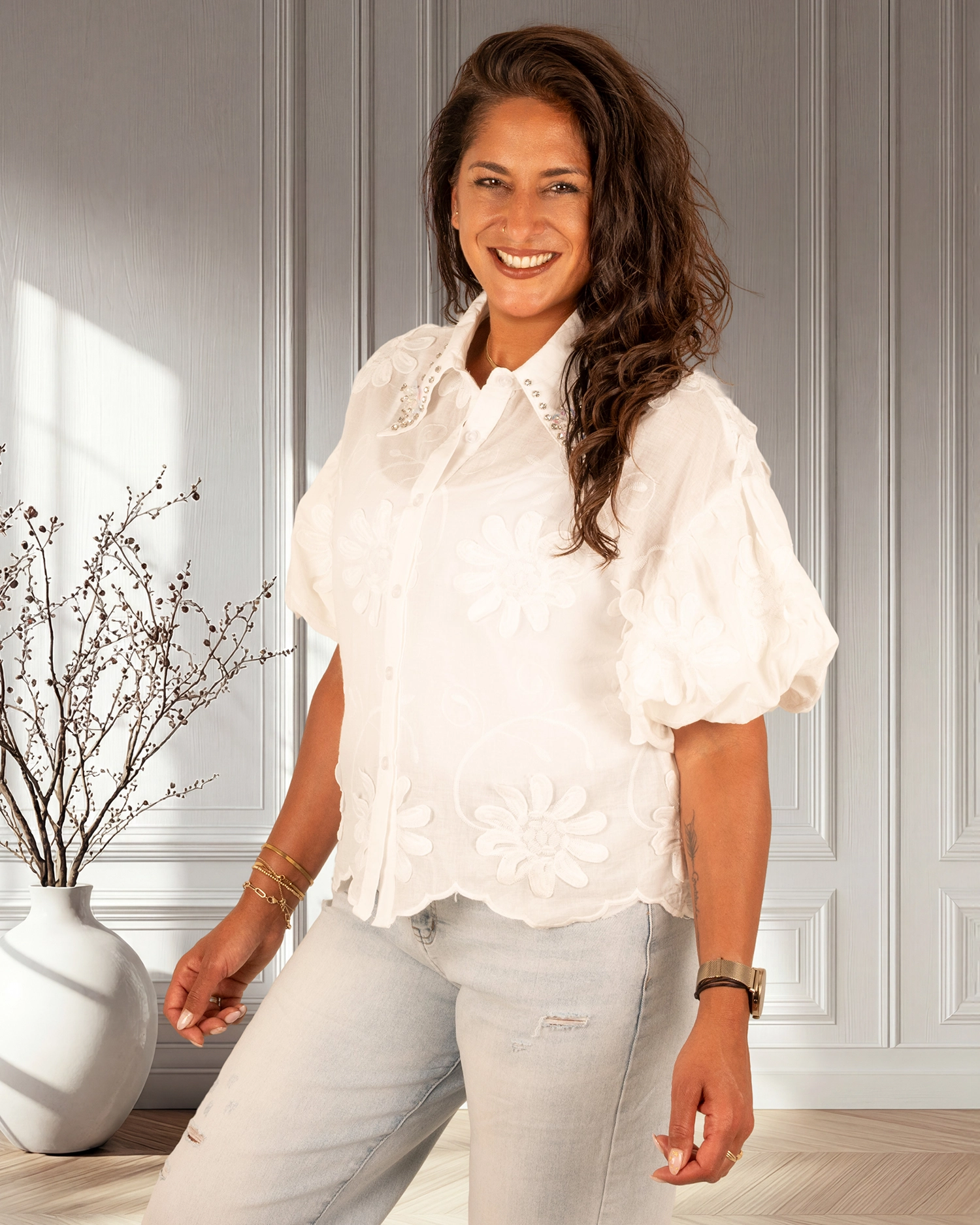 Witte blouse geborduurde bloemen en pofmouw van Knitwear - Afbeelding 3
