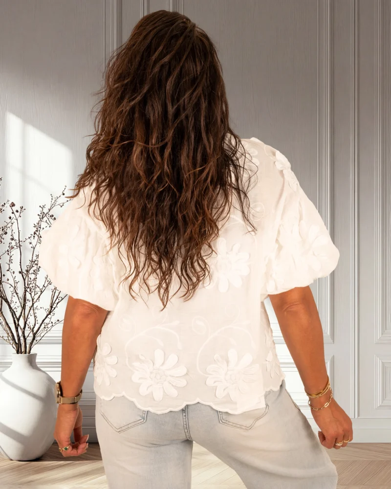 Witte blouse geborduurde bloemen en pofmouw van Knitwear - Afbeelding 7