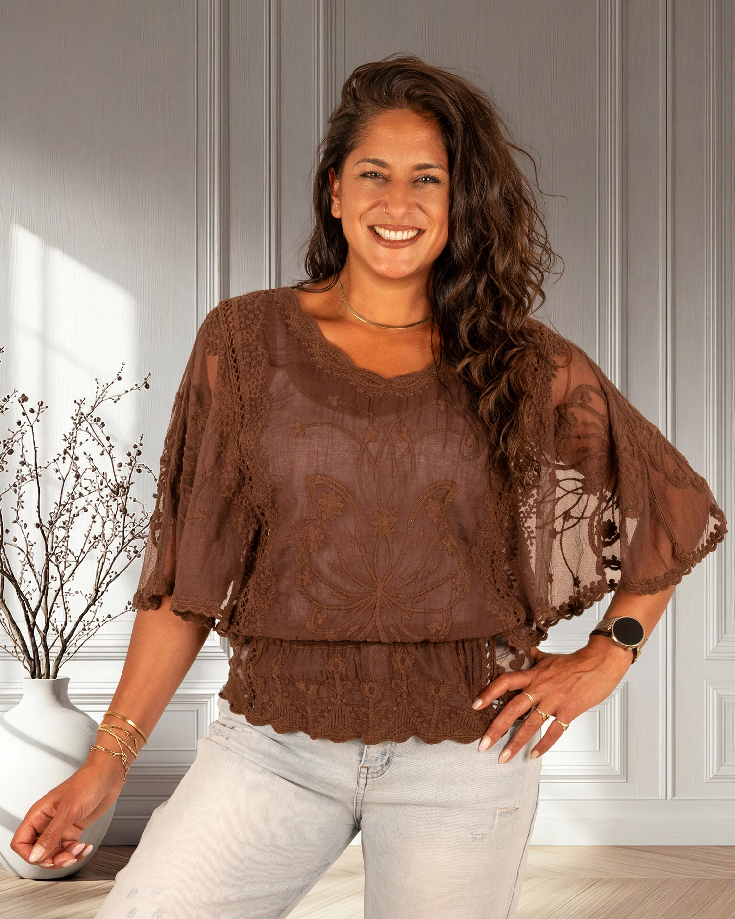Donkerbruine transparante top met bloemen van El-Vita