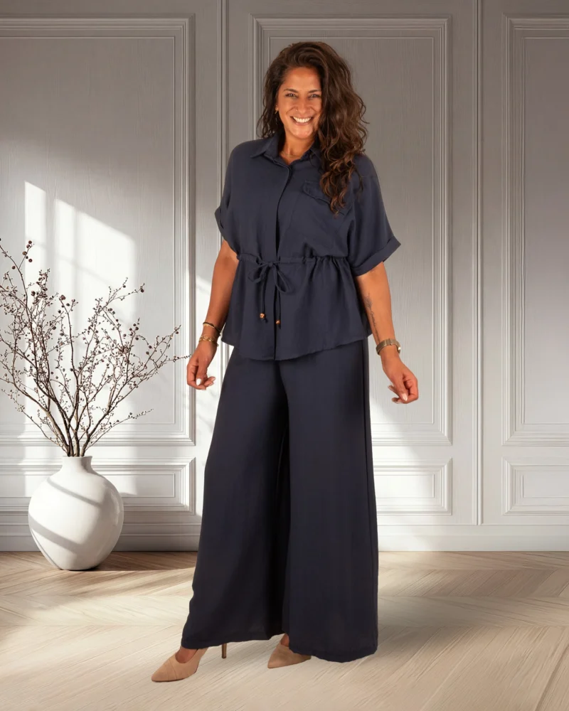 Donkerblauwe set blouse met broek van Gemma Ricceri - Afbeelding 2