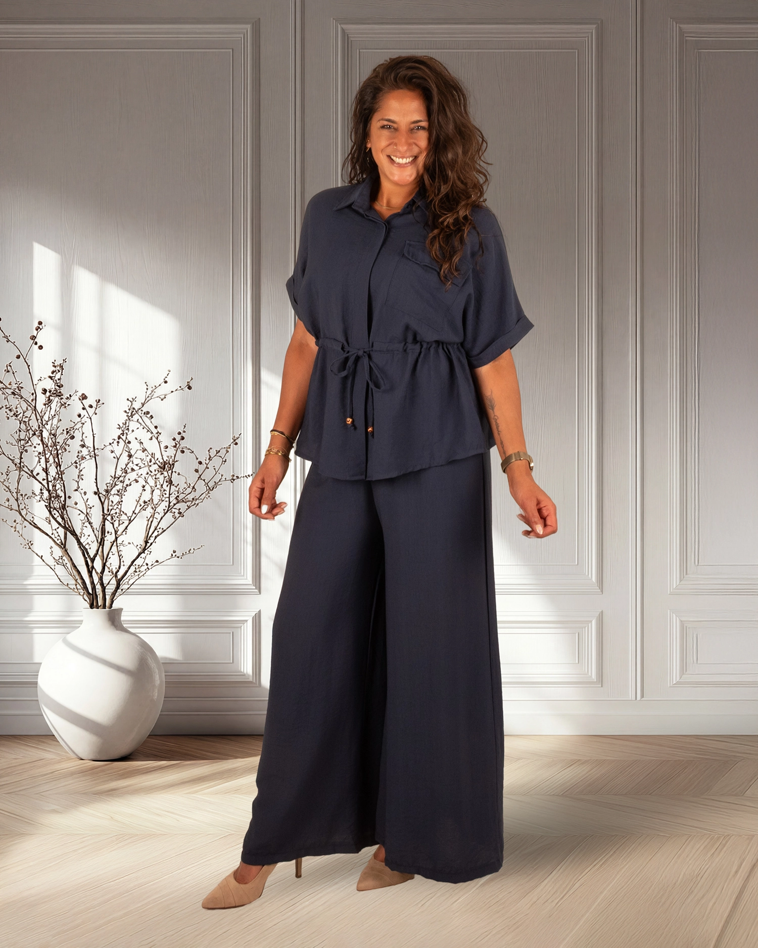 Donkerblauwe set blouse met broek van Gemma Ricceri - Afbeelding 2