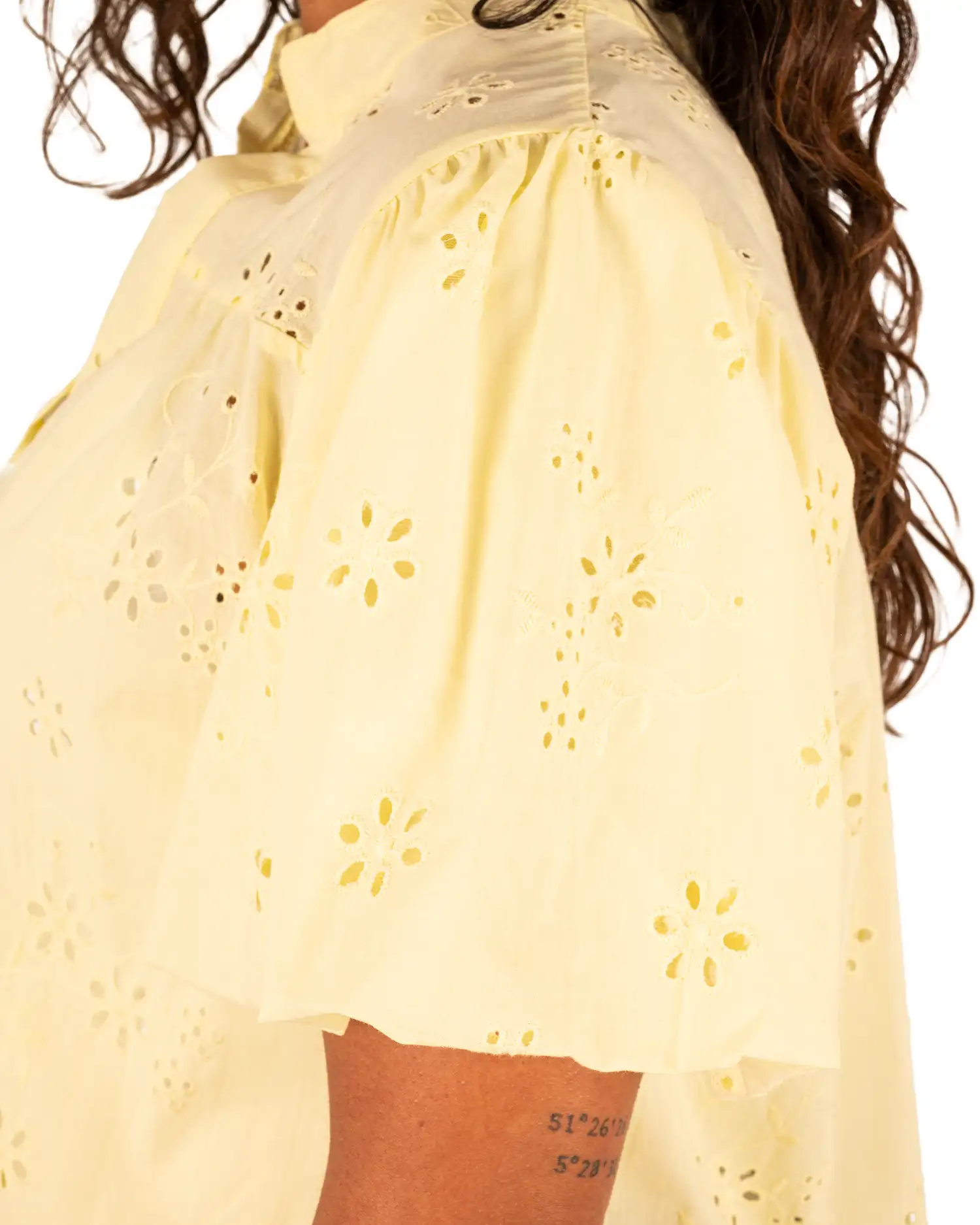 Lichtgele broderie blouse pofmouw van Vera Jo - Afbeelding 6