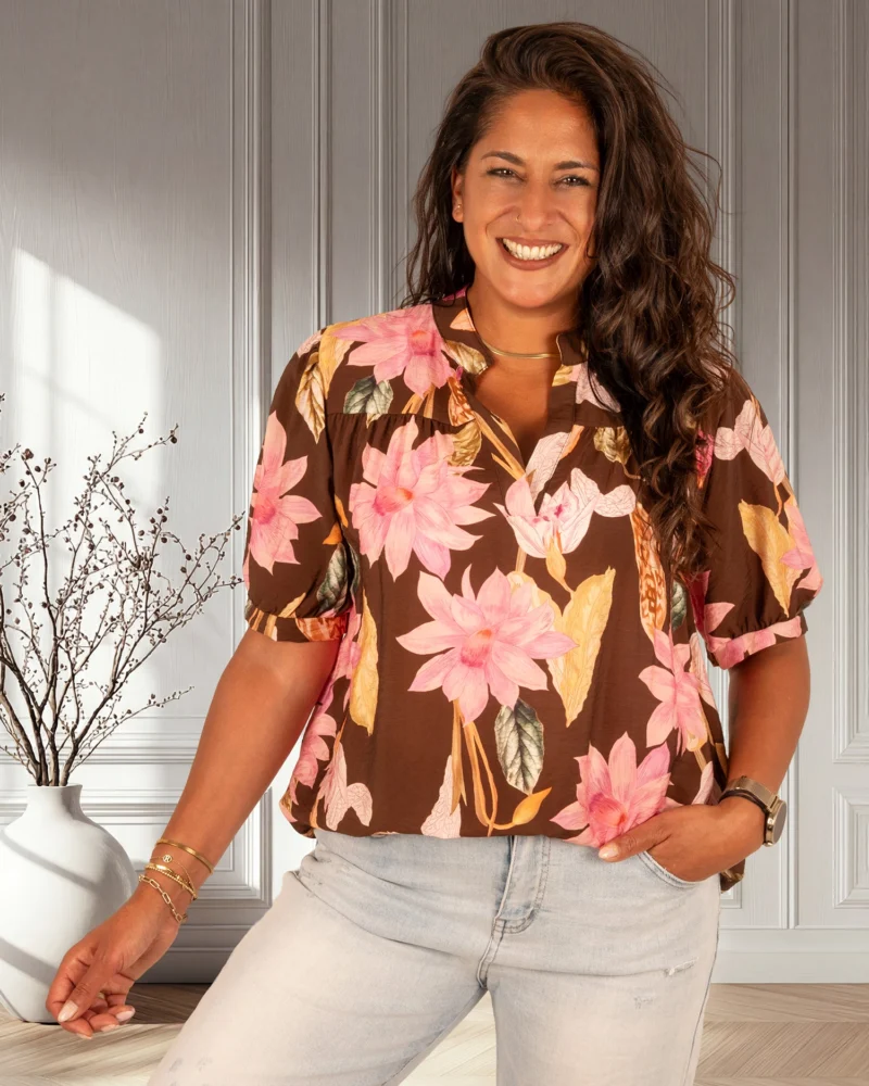 Bruine blouse met roze bloemen van Vera Jo - Afbeelding 3