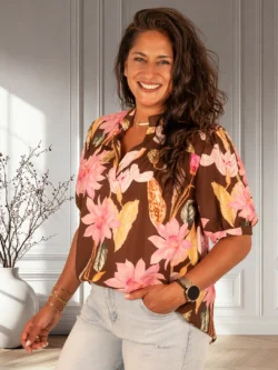 Bruine blouse met roze bloemen van Vera Jo