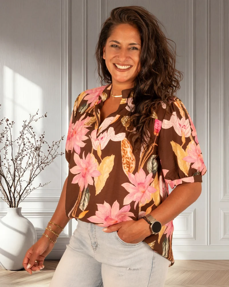 Bruine blouse met roze bloemen van Vera Jo