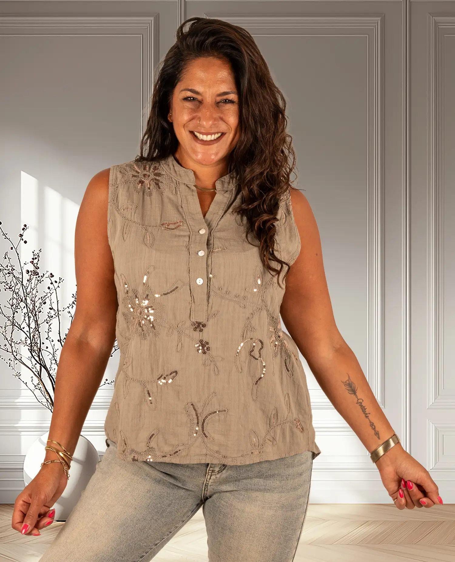 Taupe mouwloze blouse met borduur en pailletten van New Collection - Afbeelding 3