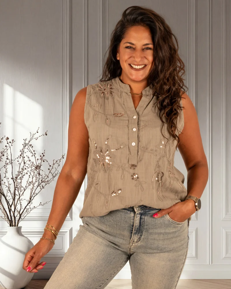 Taupe mouwloze blouse met borduur en pailletten van New Collection