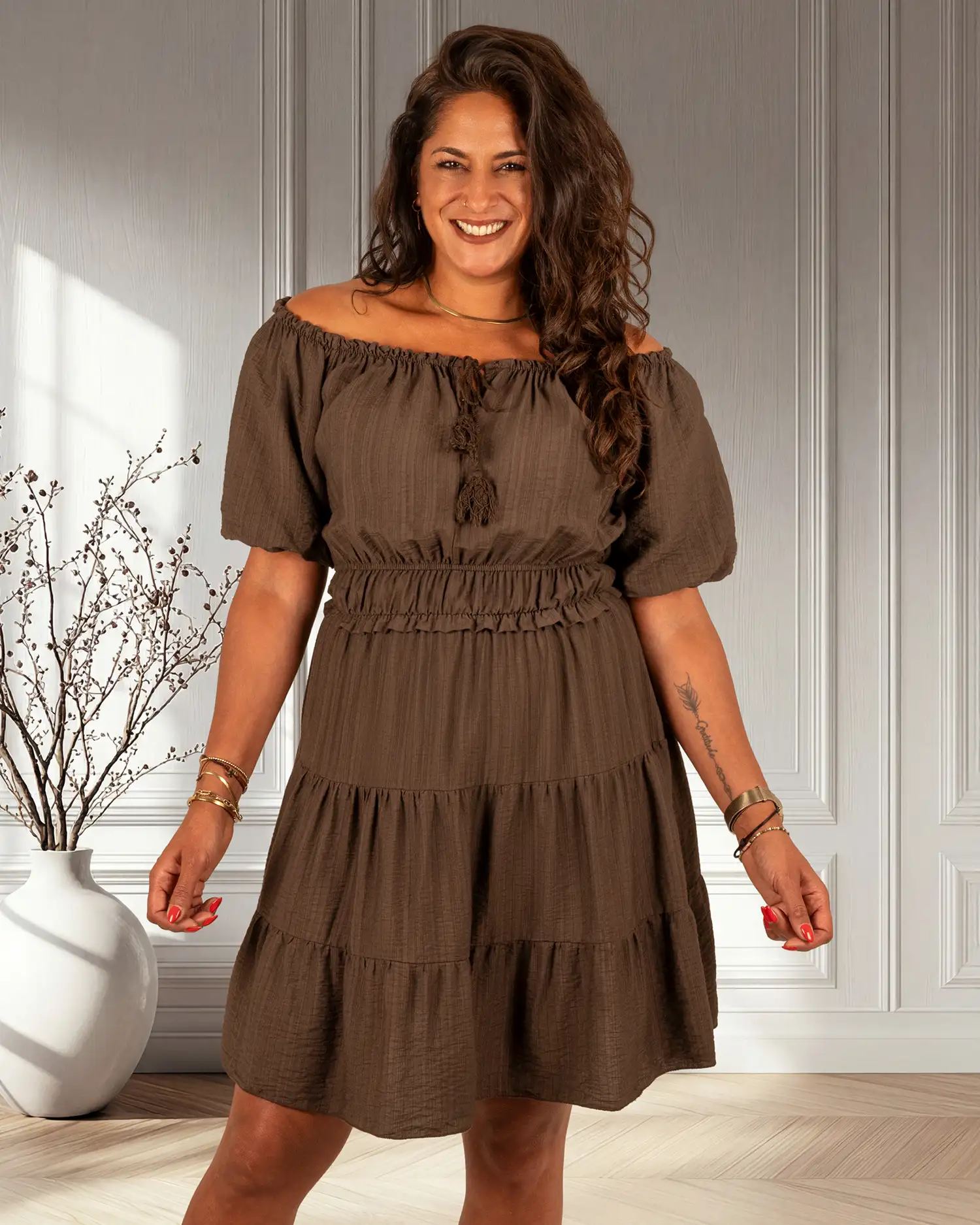 Donkerbruine korte off-shoulder jurk van El-Vita