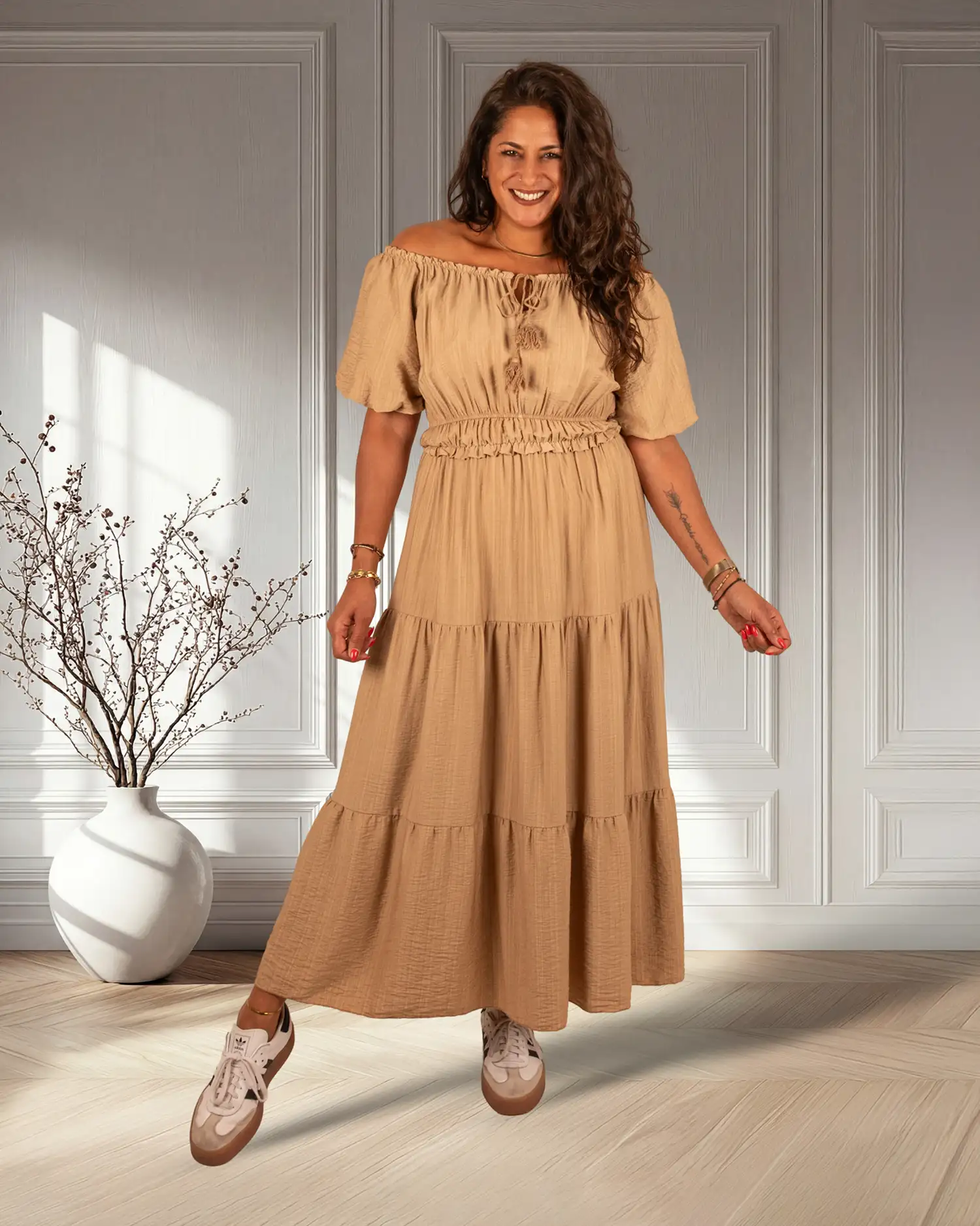 Donkerbeige off-shoulder jurk van El-Vita